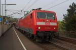 120 208-4 ist am 11.04.2011 mit RE 9 (Rhein-Sieg-Express) nach Siegen in den Bahnhof Betzdorf/Sieg eingefahren.