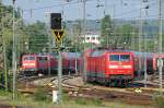 Vor meinem Ausflug nach Antwerpen/Ekeren begann mein Tag morgens im Hbf Aachen. In der Abstellgruppe steht 120 208-4 mit dem RE9 nach Siegen. Aufgenommen am 14/05/2011 vom Ende des Bahnsteigs 6/7.