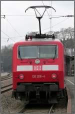 Der alten Dame mal hinterhergeschaut. Die 120 208-4 als Nachschu am Bahnhof Eschweiler. Sie leistet ihren Dienst im Regional Express Verbund,hier als RE 9 zu 
sehen.Bildlich festgehalten im April 2013.