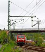 Etwas weiter mit anderem Objektiv und weniger Brennweite....
Die 120 208-4 (ex 120 139-1) zieht den RE 9 - Rhein Sieg Express (RSX) Aachen - Kln - Siegen am 11.05.2013 nun vom Bahnhofes Betzdorf/Sieg weiter in Richtung Siegen.
Nochmals einen Gru an den freundlichen Lokfhrer zurck. 