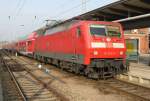 120 204-3 stand am 01.11.2015 mit RE 4308 von Rostock Hbf nach Hamburg Hbf zur Abfahrt im Rostocker Hbf bereit.