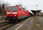 120 201-9 mit RE 4306(Rostock-Hamburg)kurz vor der Ausfahrt in Bad Kleinen,neben an hatten die Lint 41 Triebwagen 623 015-4+623 524-5 bis zur Rckfahrt nach Lbeck Hbf noch Zeit.06.02.2016