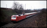120113 ist hier am 29.3.1991 am Ortsrand von Bebra mit dem IC 630 Jakob Fugger nach München unterwegs.