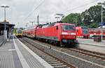  Hochbetrieb  am 13.08.17 im Bahnhof Au (Sieg): Während HLB VT 261 (648 161-661) als RB 90 (61718) Westerburg - Siegen Hbf den Bahnhof verlässt, setzt DB Regio 120 207 (schiebend) mit RE 9