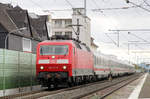 Ohne Halt passiert 120 113 mit ihrem IC den Bahnhof Butzbach.