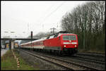 120130-0 kommt hier am 15.4.2006 um 10.20 Uhr mit einem Autozug in Richtung Norden durch den Bahnhof Natrup Hagen.