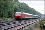 120125-0 kommt hier am 3.9.2006 mit einem Schlafwagenzug über die Rollbahn durch Natrup Hagen in Richtung Münster.