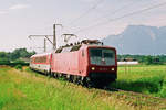 11. Juni 2000, bei Hofham fährt IC „Alpenland“, hier noch als Ex-Urlauber einsammelnde RB, bespannt mit Lok 120 147, nach Freilassing.
