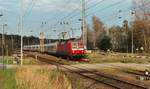 Als die Baureihe noch 120 tief ins  Reichsbahnland  bis nach Rügen kam : 120 115 mit IC in Lietzow/Rügen am 15.3.2003.
