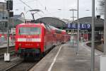 Baureihe 120 schiebt den rsx  Rhein-Sieg-Express  in Aachen Hbf.