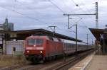 120 138-3 verlässt am 18.08.2013 mit einem IC Braunschweig HBf.