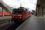 Ausfahrt am Morgen des 24.05.2014 von 120 154-0 mit dem CNL 473 (Kopenhagen CS - Basel SBB) aus dem Hauptbahnhof von Freiburg in Richtung Schweiz.