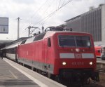 120 127 wartet mit einem Zürich-EC auf die Abfahrt in Stuttgart.