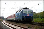 DB 120151-6 mit ZDF Werbung kommt hier am 30.9.2007 um 17.13 Uhr mit einem Autoreisezug in Richtung Süden durch den Bahnhof Hasbergen.