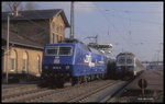 Der Regionalzug nach Osnabrück kreuzt am 25.01.1998 um 12.39 Uhr im Bahnhof Hasbergen einen Intercity, der mit der Werbelok ZDF 120151 in Richtung Münster entgegen kommt.
