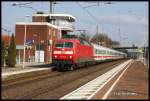 120137 fährt am 13.03.2015 um 14.57 Uhr mit dem IC 2403 nach Köln durch den Bahnhof Hasbergen.
