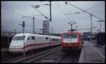 Stuttgart Hauptbahnhof am 23.6.1993:  120101 setzt vor einen Interregio und ICE 401576 nach Hamburg ist um 8.49 Uhr angekommen.