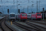Am frühen Abend von den Bahnsteiggleisen abgezogene und abgestellte IC’s in Stralsund.