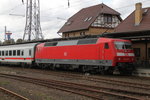 120 103-7 mit IC 2301(Warnemünde-München)bei der Ausfahrt in Warnemünde am 08.10.2016