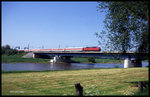 120148 mit dem IC 506 Richtung Hannover am 10.5.1998 um 12.28 Uhr auf der Weserbrücke bei Bad Oeynhausen.