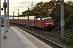 Nach dem der Zug mit der  120 207-6 in Aachen Hbf station gemacht hat, fährt er wieder gen Siegen, hier passiert er Merzenich mit hoher Geschwindigkeit in Richtung Köln.