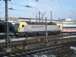 Auch der EuroSprinter (127 001 oder ES 64 P -001) rastet am 03.01.09 bei eisiger Klte im Bw Mnchen Hbf.