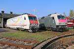 Gegen Ende unseres Besuchs im Bahnbetriebswerk Weimar wurden die 127 001-6 (ES 64 P-001/ PCW8) und 128 001-5 noch einmal nebeneinander drapiert.