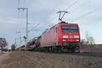Mit einem gemischten Güterzug aus dem Rangierbahnhof in Mannheim fuhr die 145 057-6 am 22.12.2016 in Richtung Basel, als sie durchs Markgräflerland bei Müllheim (Baden) war.
