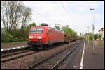 DB 145054 kommt mit einem Autotransportzug am 29.4.2018 um 14.08 Uhr in Richtung Trier fahrend durch den Bahnhof Hetzerath.