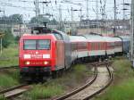 145 023 verlsst am 03.06.07 mit NZ 1449 im Schlepp, den Hbf Stralsund.