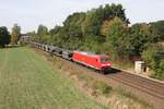 Zwölf Uhr mittags am 16.09.2018 in Osnabrück - Hellern: Der Zug kommt! - In diesem Fall ist es 145058 der DB mit einem Militärzug der Bundeswehr. Marder Panzer und auf dem letzten Wagen ein Bergepanzer sind die Ladung, des in Richtung Osnabrück fahrenden Zuges.