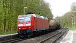145 031 durchfährt mit einem Güterzug gen Hanau durch Hanau-Wilhelmsbad.