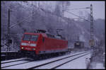 DB 145036-0 ist hier am 28.2.2004 um 9.40 Uhr mit einem Güterzug im südlichen Tunneleinschnitt bei Lengerich in Richtung Münster unterwegs.