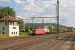 145 024-6 mußte am 23. Juni 2019 eine kleine Pause im oberfränkischen Kronach wegen eines Böschungsbrandes im Frankenwald einlegen. Hinter der Lok befand sich ein nagelneuer Kesselwagen Zagns der ERMEWA SA und dahinter österreichische Flachwagen mit Schienenprofilen.