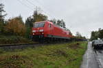 Auf der Güterumgehungsbahn zwischen Rheydt Gbf und Helenabrunn ist hier im Regen die 145 057-6 in Rheydt an der Eisenbahnstraße von mir am Nachmittag des 18.10.2019 mit einem