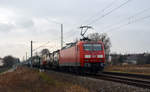 Ohne jegliche Beleuchtung führte 145 014 ihren Containerzug am 03.12.19 durch Jeßnitz Richtung Dessau.