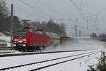 05. Januar 2017, Lok 145 050 fährt mit einem Güterzug in Richtung Lichtenfels durch den Bahnhof Kronach.