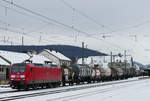 24. Januar 2017, Lok 145 048 fährt mit einem bunten Kesselwagenzug in Richtung Saalfeld durch den Bahnhof Kronach.