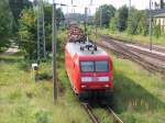 Hier kommt die 145 045 mit einem Holzzug in den Wismarer Bahnhof gefahren.