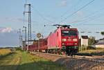 Mit einem gemischten Güterzug (Mannheim Rbf - Basel Bad Rbf) fuhr am Abend des 12.08.2019 die 145 033-7 über die RHeintalbahn durch den Haltepunkt von Auggen in Richtung Schweizer Grenze.