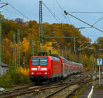   Die 146 005-4 (91 80 6146 005-4 D-DB) der DB Regio NRW fährt am 15.11.2020, mit dem RE 9  rsx - Rhein-Sieg-Express  (Dürren - Köln - Siegen), in den Bahnhof Betzdorf/Sieg ein.