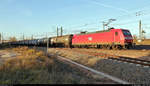 Kesselzug mit 145 061-8 fährt in Halle (Saale), Karl-von-Thielen-Straße, auf der Ostumfahrung für den Güterverkehr Richtung Leipzig.

🧰 DB Cargo, vermietet an die Mitteldeutsche Eisenbahn GmbH (MEG)
🕓 13.11.2020 | 15:24 Uhr

(verbesserte Version)