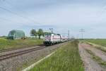 146 560-8 schiebt einen IC gesehen am 01.06.2021 bei Braschwitz.