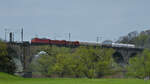 Mitte April 2021 zog die Elektrolokomotive 145 047-7 einen gemischten Güterzug über das Ruhr-Viadukt in Witten-Bommern.