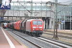 Eine Baureihe 145 durchfährt Gleis 5 des Kassel-Wilhemshöher Bahnhofes.