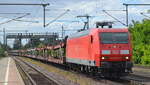 DB Cargo AG [D] mit  145 018-8  [NVR-Nummer: 91 80 6145 018-8 D-DB] und PKW-Transportzug (leer) am 27.07.22 Durchfahrt Bahnhof Niederndodeleben.