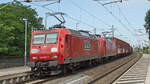 RBH 145 021-2 sowie eine unbekannte BR 145 der DB bei der Durchfahrt durch den Bahnhof Dahlen (Sach) am 25. Juni 2023 mit einem Güterzug.