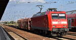 DB Cargo AG, Mainz mit ihrer  145 074-1  (NVR:  91 80 6145 074-1 D-DB ) und einem gemischten Güterzug am 26.09.23 Höhe Bahnhof Flughafen BER Terminal 5.