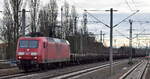 DB Cargo AG, Mainz mit ihrer  145 053-5  (NVR:  91 80 6145 053-5 D-DB ) mit einem Ganzzug Drehgestell-Flachwagen mit Bewehrungsstahl beladen am 15.02.24 Höhe Bahnhof Luckenwalde.