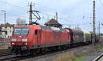 DB Cargo AG, Mainz mit ihrer  145 041-1  (NVR:  91 80 6145 041-0 D-DB) und einem Ganzzug Drehgestell-Flachwagen mit Plane für Coiltransporte Richtung Ziltendorf EKO am 05.03.24 Vorbeifahrt Bahnhof Frankfurt/Oder.